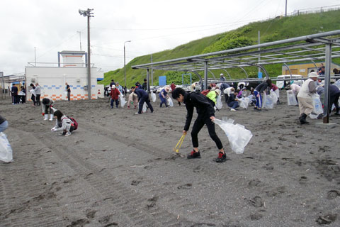 ボランティアのみなさんによるビーチ清掃写真